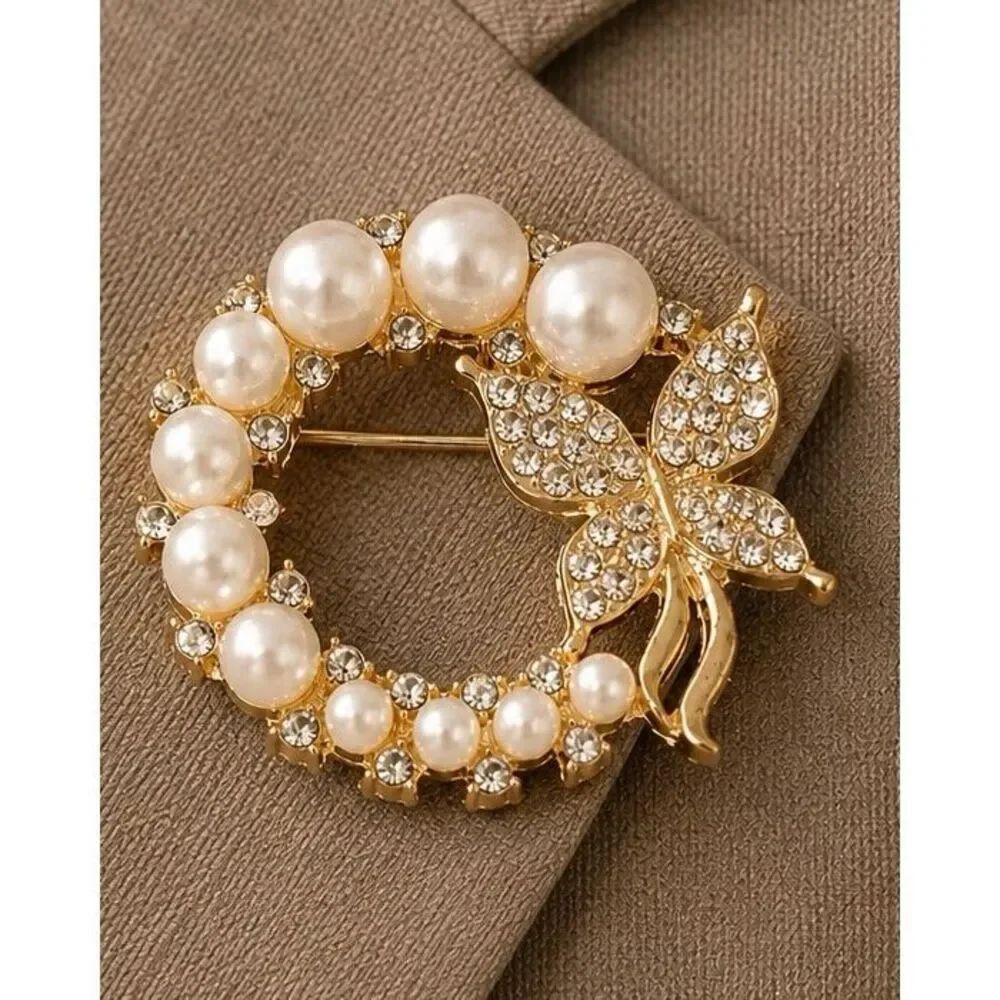 Butterfly Brooch Faux Pearl Rhinestone Gold Tone Circle Wreath Pin